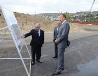 İlham Əliyev Bakı-Ələt avtomobil yolunun 2-4-cü kilometrliyində həyata keçirilən inşaat işlərinin gedişi ilə tanış olub(FOTO)